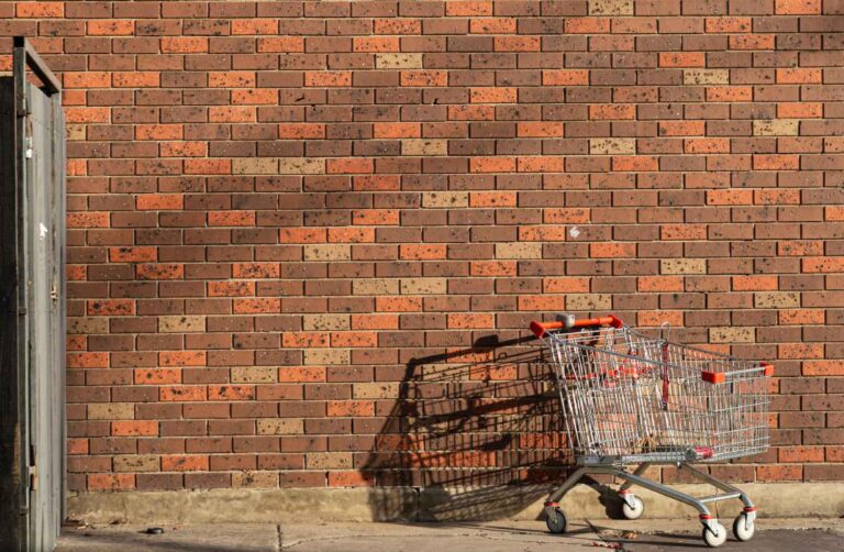 Foto de carrito de compras de supermecado abandonado