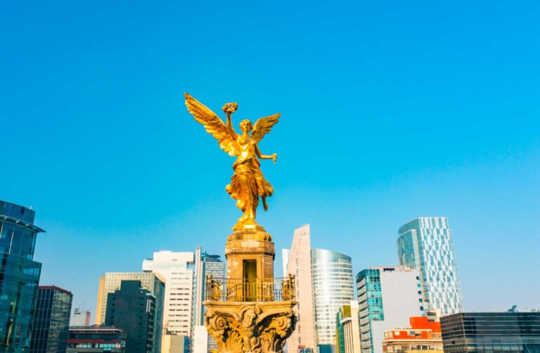 Ciudad de méxico foto del ángel de la independencia con cielo azul y edificios alrededor