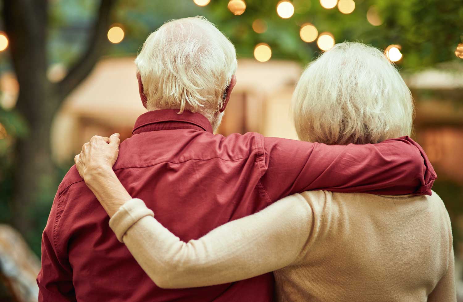 Fotografia de dos personas de la tercera edad abrazados, representando al seguro de retiro